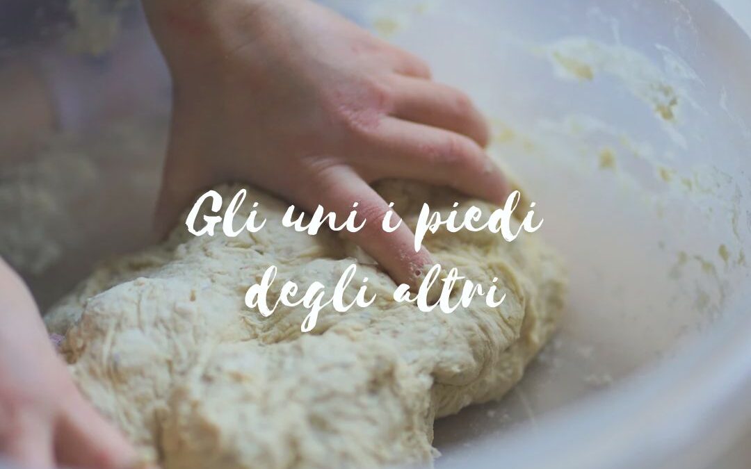 Gli uni i piedi degli altri